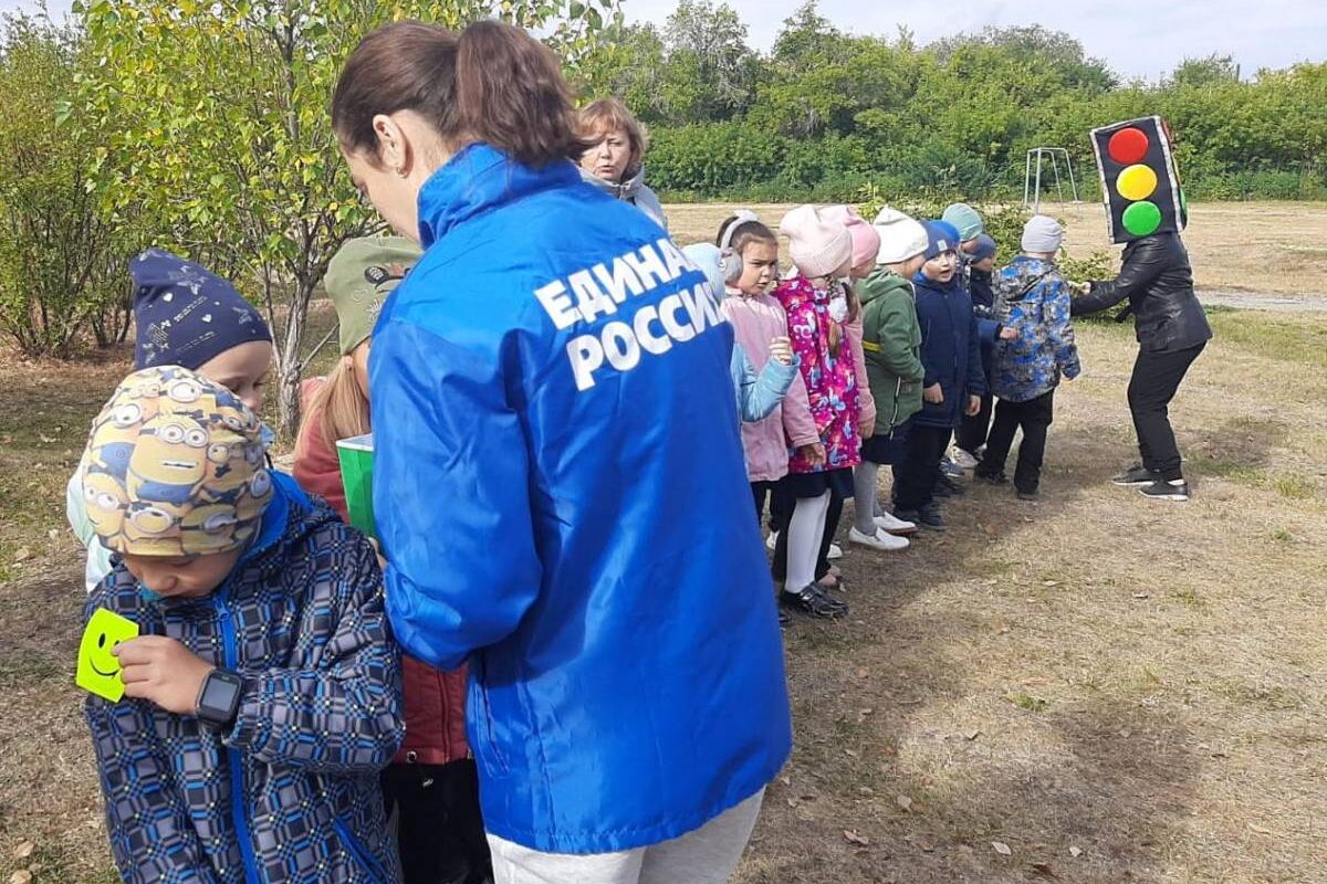 Единороссы провели для школьников поселка Красногорский праздник «Посвящение  в пешеходы»