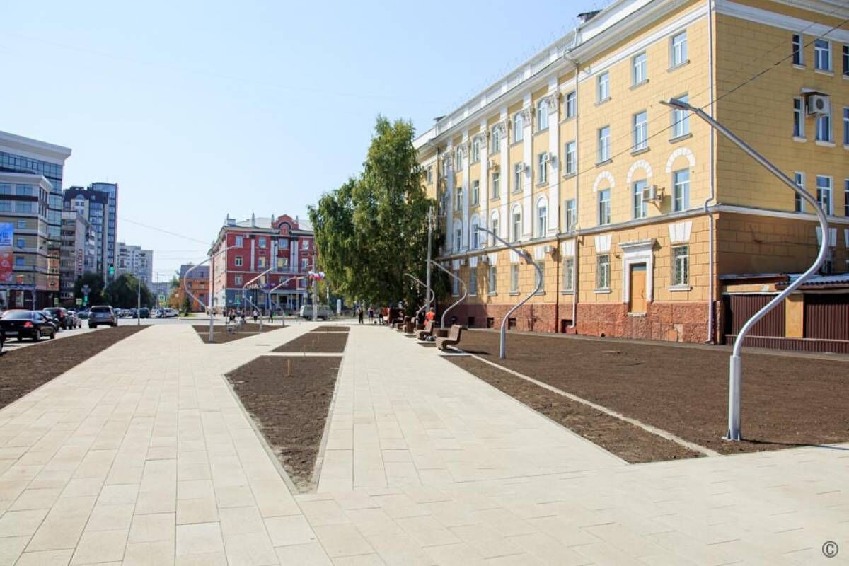 Сквер медиков в Барнауле, где завершается благоустройство, посетил глава  города Вячеслав Франк