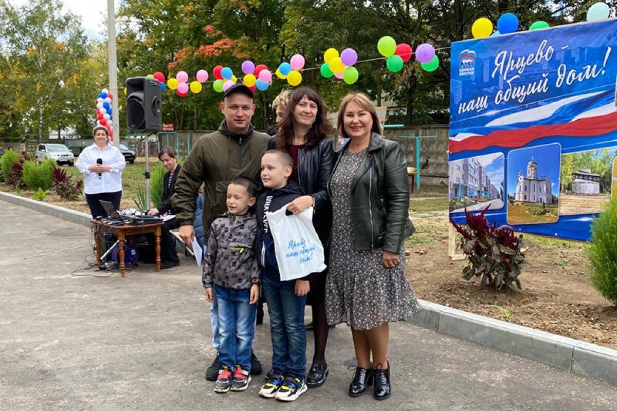 Ярцево - наш общий дом!» Завершение благоустройства отметили праздником  двора