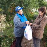 Волонтеры «Единой России» помогают благоустраивать территорию и доставлять продукты