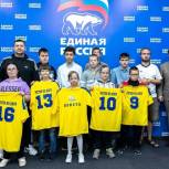 Павел Кузьмин подарил спортивную форму детям с ОВЗ в Кировском районе