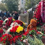 В Москве более 5 тысяч активистов «Молодой Гвардии Единой России» и «Волонтёрской Роты» почтили память жертв трагедии в Беслане