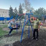 Депутаты фракции «Единой России» помогли восстановить детскую площадку в Снежном