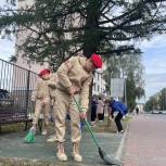 Юнармейцы и «Волонтеры Победы» школы №1 организовали субботник у памятника в Ханты-Мансийске
