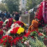 В Москве более 5 тысяч активистов «Молодой Гвардии Единой России» и «Волонтерской Роты» почтили память жертв трагедии в Беслане