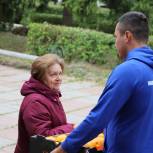 Волонтеры передали для эвакуированных жителей Донбасса сладкие подарки
