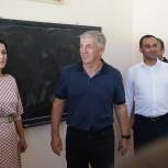 Депутат Госдумы Хизри Абакаров посетил школу в Дербенте