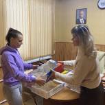 Марина Белькова передала сладкие подарки инвалидам