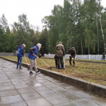 Волонтеры «Единой России» прибрались у мемориала на Лобановском кладбище