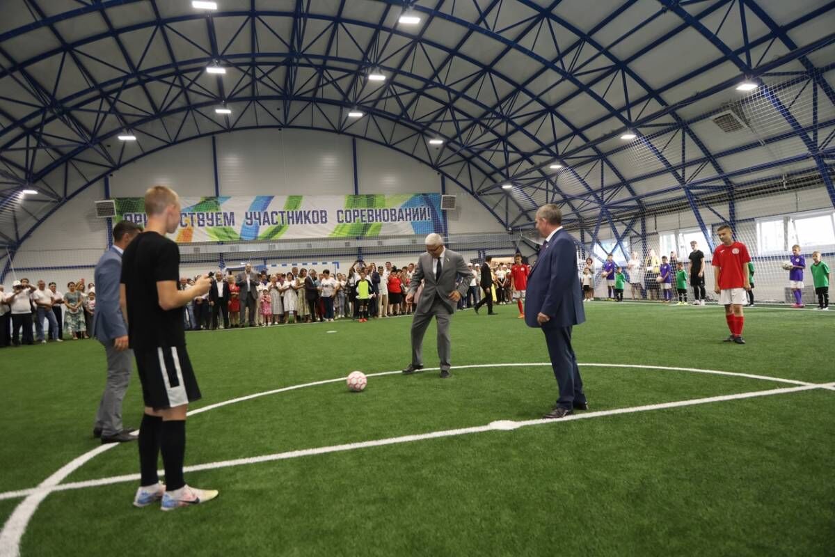 Манеж академии фк краснодар. Футбольный манеж олимп сергиевск. Академия фк краснодар, краснодар манежи. Легкоатлетический манеж южно сахалинск проект. Футбольный манеж на шереметьевской 29.