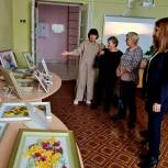 Депутат «Единой России» посетила выставку творческих работ воронежцев старшего поколения