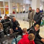 Андрей Турчак: «Единая Россия» направляет продукты и воду из логистического центра гумпомощи в Шебекинском районе на ЖД вокзал в Белгороде
