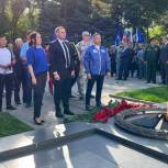 В Астрахани единороссы возложили цветы и венки к мемориалу «Вечный огонь»