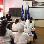 В Махачкале «Единая Россия» организовала для школьников открытые уроки ко Дню памяти жертв фашизма