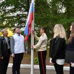 Дмитровские партийцы и молодогвардейцы вместе с учениками Орудьевской школы подняли флаг России