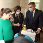 Самарские единороссы поздравили с рождением сына семью переселенцев из Харьковской области