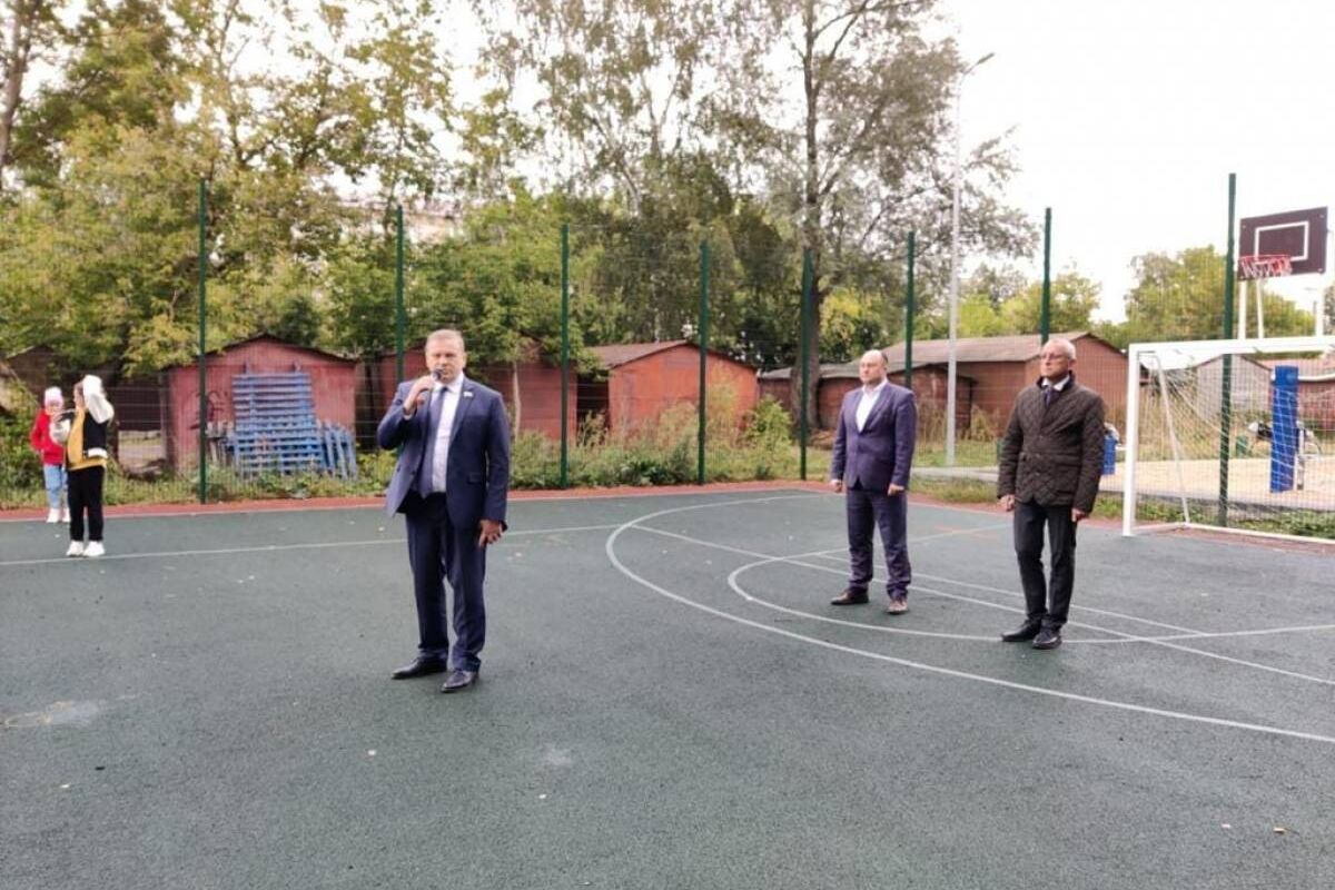 Партийцы помогли сделать двор Шумерли безопасным