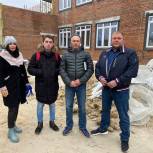 «Единая Россия» в Губкинском проверила ход строительных работ школы № 6