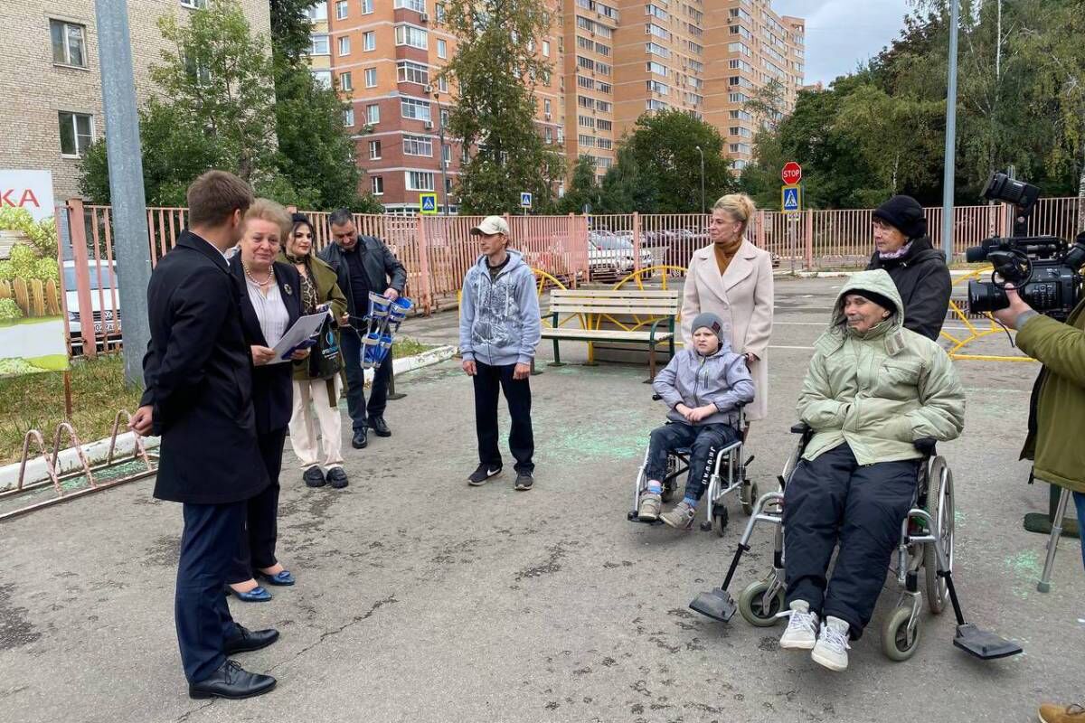 В подмосковном Королёве единороссы передали средства реабилитации людям с ОВЗ