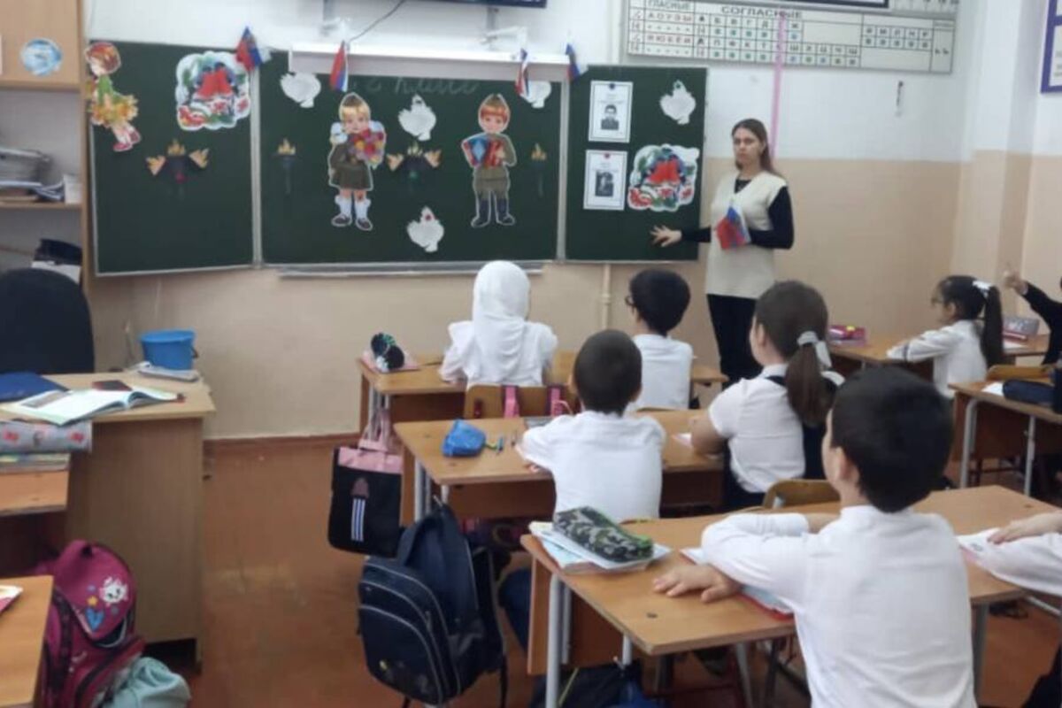 В школах Махачкалы единороссы провели уроки патриотизма ко Дню зарождения российской государственности
