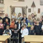 В Мурманске при поддержке «Единой России» школьники повторили правила дорожного движения и сделали своими руками светоотражатели