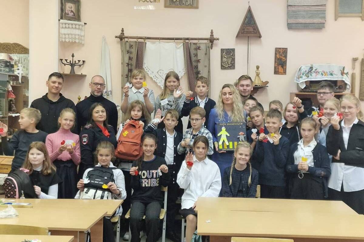 В Мурманске при поддержке «Единой России» школьники повторили правила дорожного движения и сделали своими руками светоотражатели