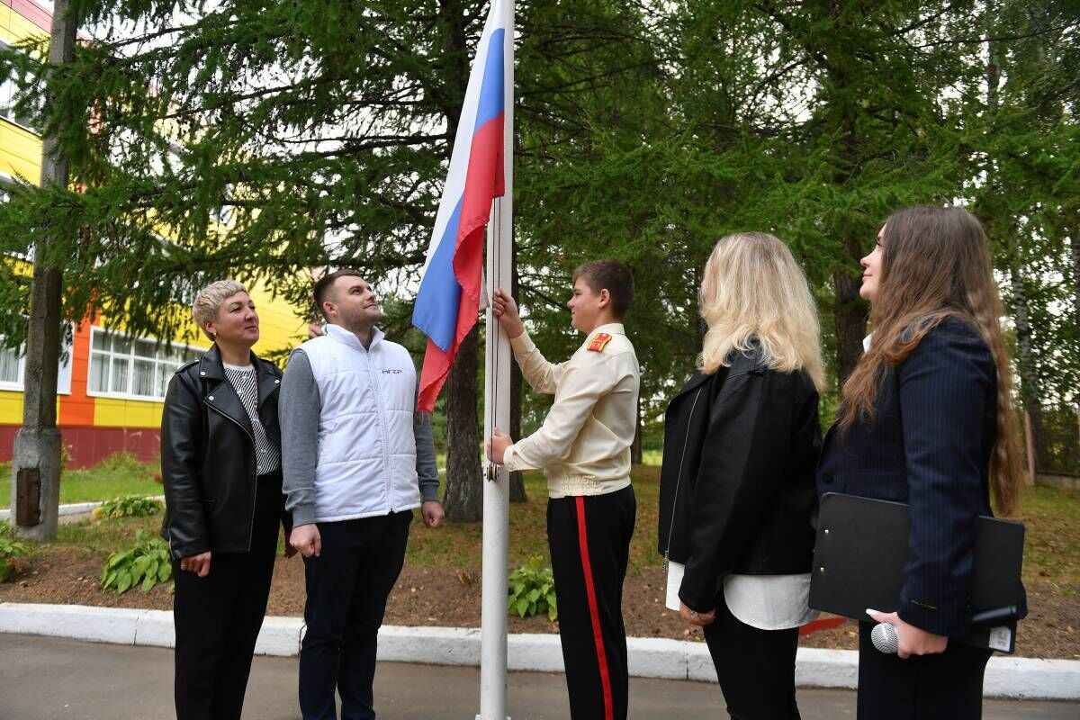 Дмитровские партийцы и молодогвардейцы вместе с учениками Орудьевской школы  подняли флаг России