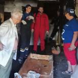 Краснодарские волонтеры помогли в расчистке квартиры после пожара