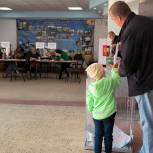 Новгородцы приучают своих детей и внуков к избирательному процессу с детства