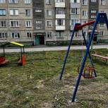 Депутат Дмитрий Франчук помог благоустроить детскую площадку в Барабинске