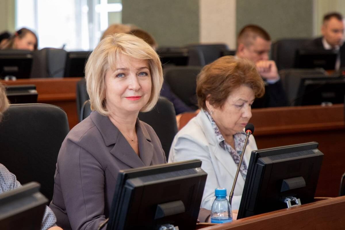 Сегодня на сессии Законодательного Собрания депутаты парламента единогласно поддержали инициативу, которая касается поощрения педагогов