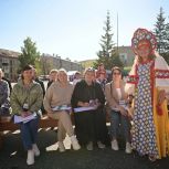 Единороссы приняли участие в традиционной ярмарке «Уральская рябина»