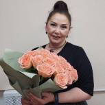 Партийцы поздравляют секретаря местного отделения партии Наталью Серёгину с юбилеем