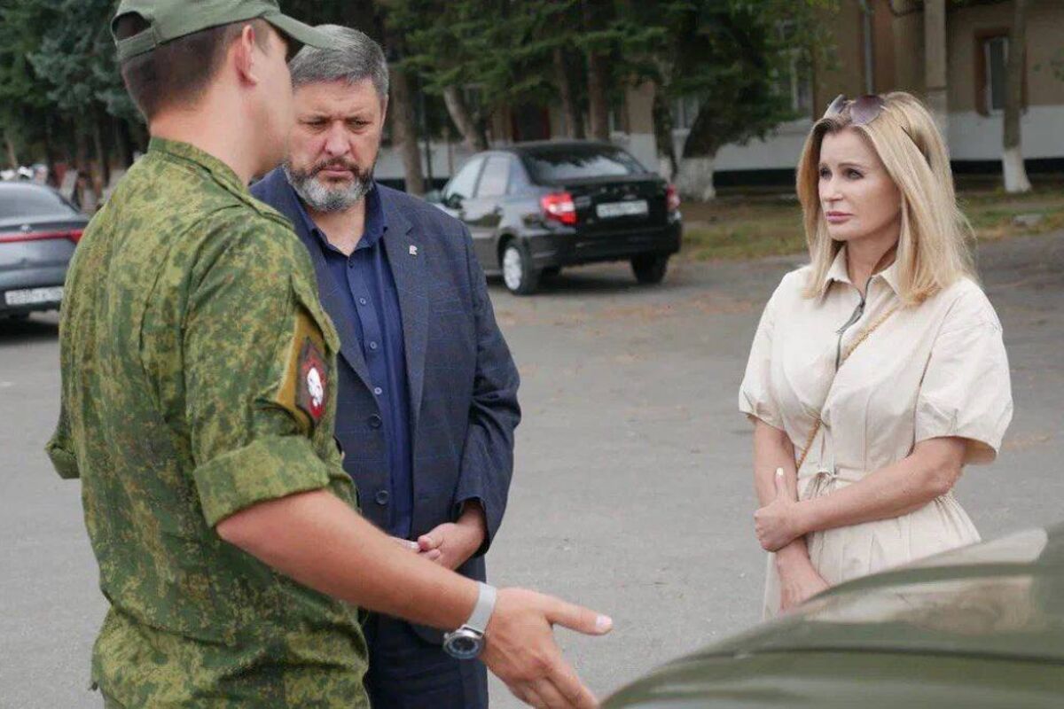 Елена Бондаренко помогает бойцам, проходящим лечение в Буденновском  госпитале