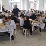 Партийцы «Единой России» проверили организацию горячего питания для учащихся 150 школ Чеченской Республики