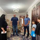 Депутаты Народного Собрания РД от Дербента посетили семью, пострадавших от взрыва газа в частном доме