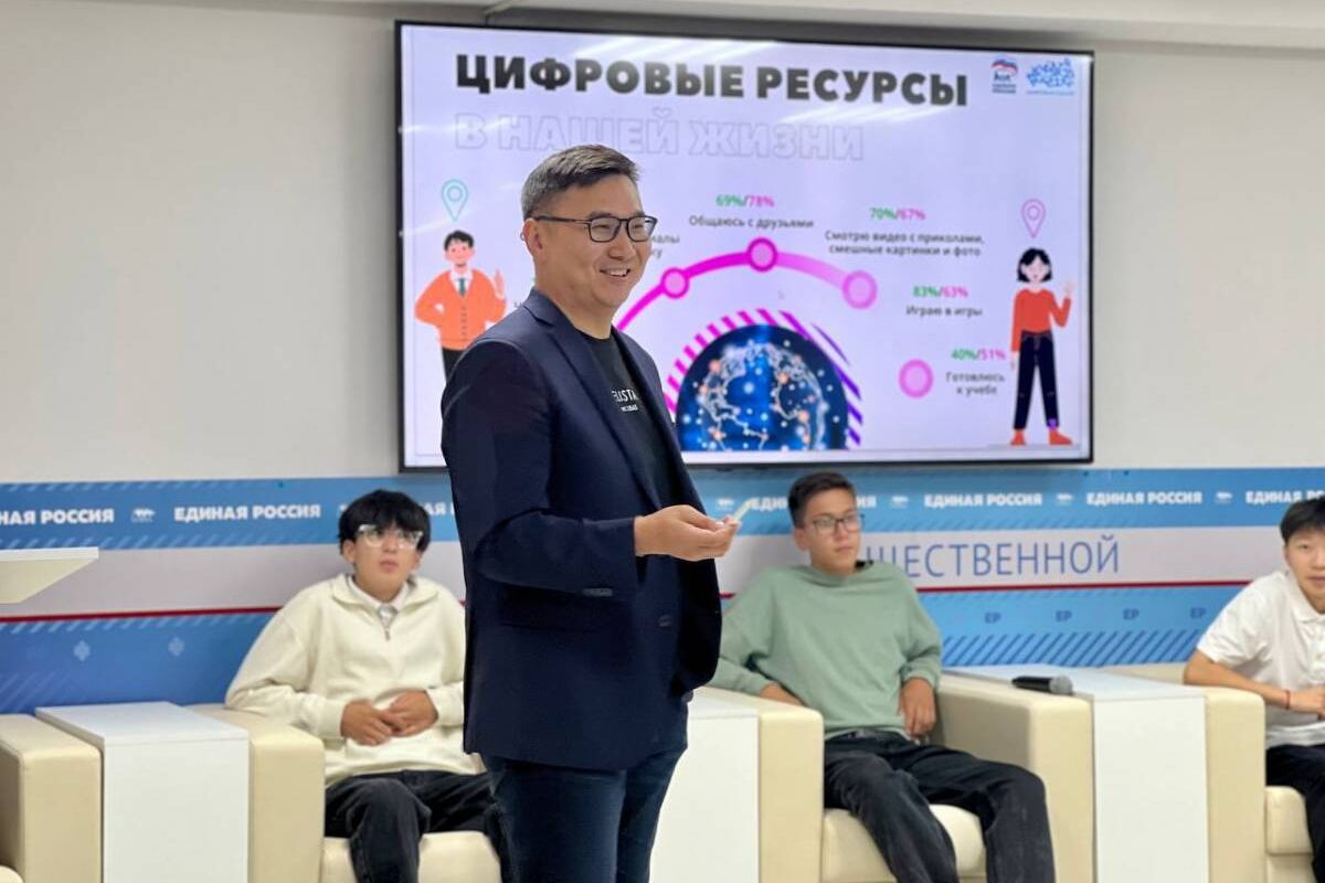Региональный координатор партийного проекта «Цифровая Россия» Алексей Этеев провел ряд уроков цифровой грамотности для учащихся 10 и 11 классов элистинских школ