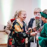 «Вы выбрали почетную миссию»: единороссы поблагодарили социальных работников Центрального района за заботу о пожилых людях
