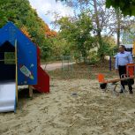 Денис Желиховский оказал содействие в установке нового оборудования для детей и взрослых на игровой площадке