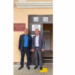 Руководитель фракции партии «Единая Россия» в облдуме Юрий Плужников посетил избирательные участки в Уметском муниципальном округе