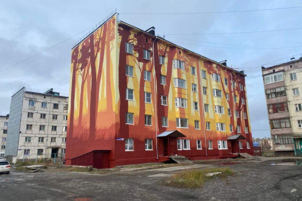В поселке Сеймчан в художественном стиле оформили первый многоквартирный дом