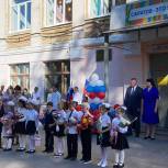 Депутаты областной Думы поздравили учащихся и педагогов области с началом нового учебного года
