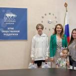 Спикер Петросовета Надежда Дрейзис подарила школьные наборы и сертификаты детям из многодетных семей и семей участников СВО