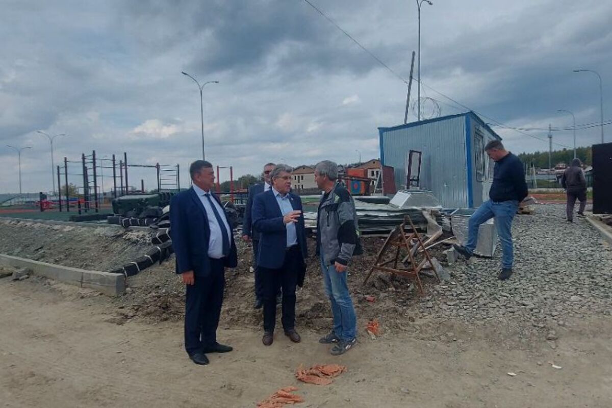 Александр Журавлев встретился с жителями Сарафановского и Травниковского поселений, проинспектировал строительство школы и ФОКа
