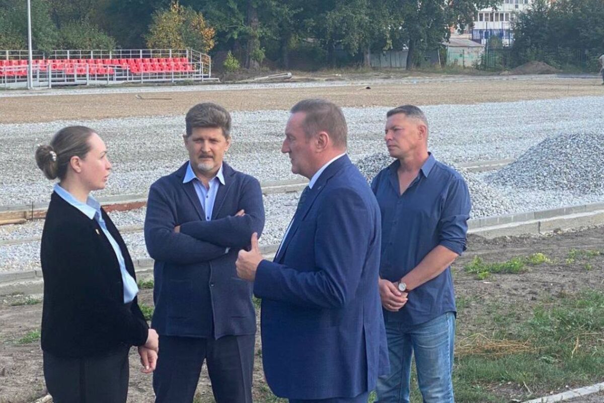 Депутат Госдумы Оксана Фадина проверила ход строительства спортплощадки в Омске
