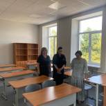 Единороссы посетили одну из столичных школ, где проводился капремонт