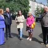 Депутат Александр Ершов помог отремонтировать ямы во дворе на Ключевой
