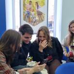 Мастер-класс по мобильной видеосъемке прошел для школьников из Луганска в омском Штабе общественной поддержки «Единой России»
