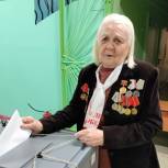 За мирную жизнь будущих поколений: в Волжском в голосовании приняла участие труженица тыла Роза Берчанова