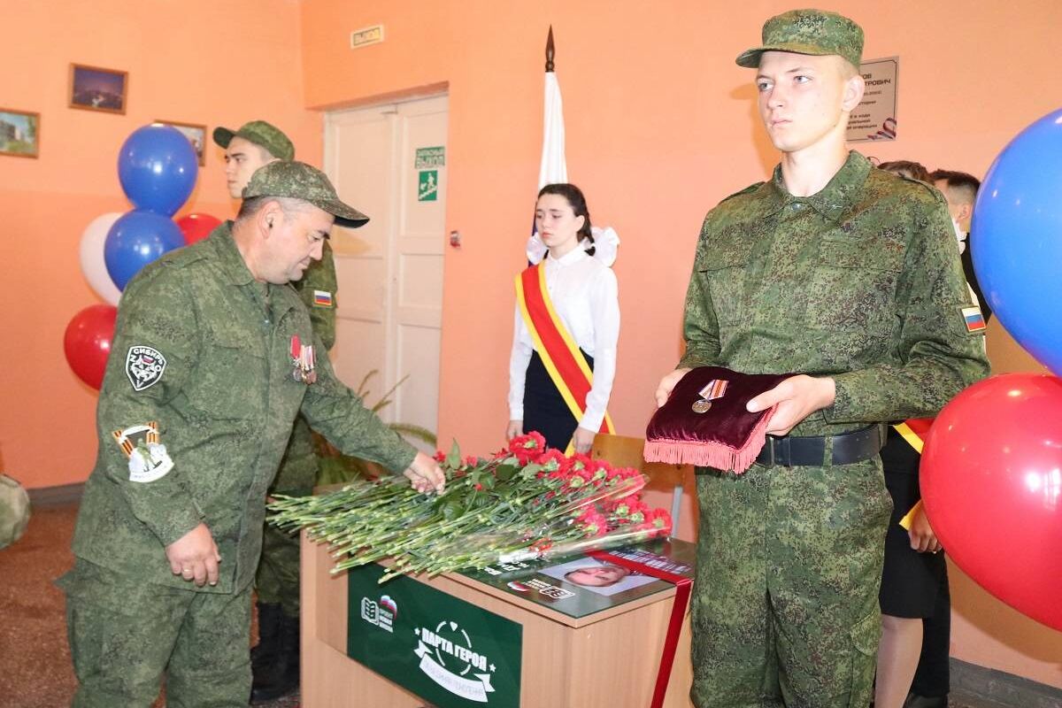 Парту Героя в честь школьного учителя открыли в Барнауле